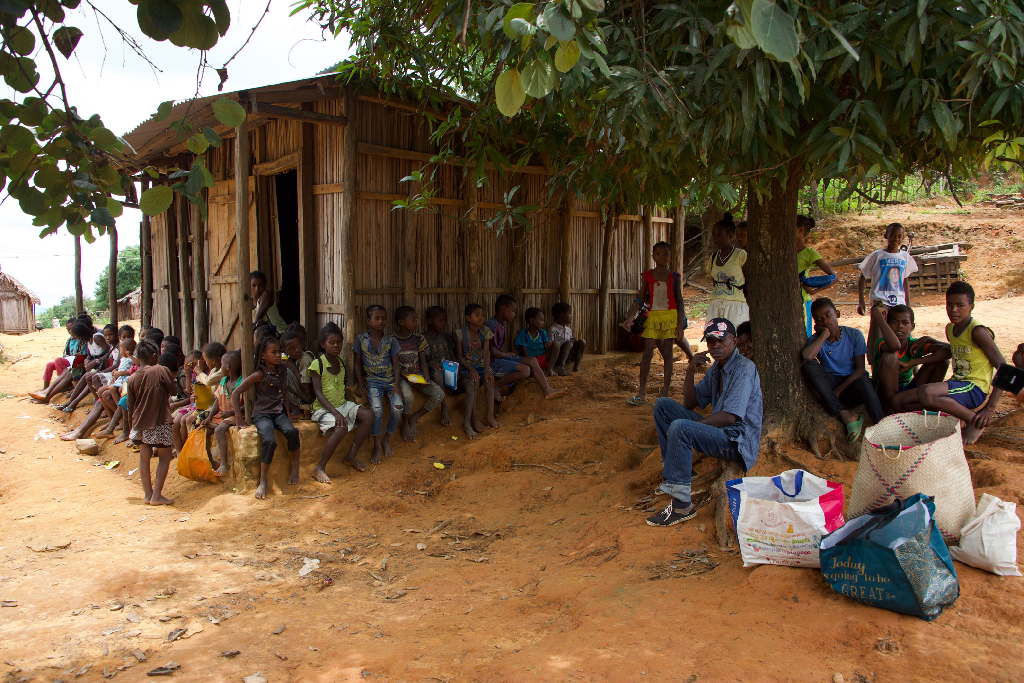 Des enfants attendent devant l'école